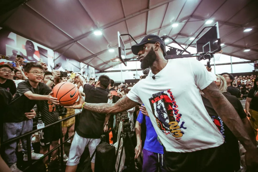 西海岸投资人：盼邵佳一到国足坚持自己打法，球迷要包容他（西海岸投资人：望邵佳一加入国足坚持个人打法，呼吁球迷多包容）