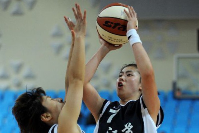 多特4-0十人黄潜，吉拉西双响，阿德耶米、斯文松建功，法比奥-席尔瓦失点（多特4-0完胜十人黄潜：吉拉西梅开二度，阿德耶米和斯文松破门，法比奥-席尔瓦点球失手）