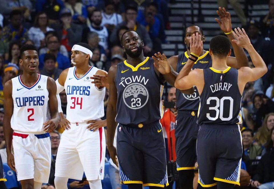 詹姆斯时隔14年再次来蓉，现场表白“我太爱成都了”，球迷冒雨齐聚万象城集体高呼“LBJ”（阔别14年詹姆斯再访成都：现场告白“太爱成都”，万象城球迷冒雨齐喊“LBJ”）